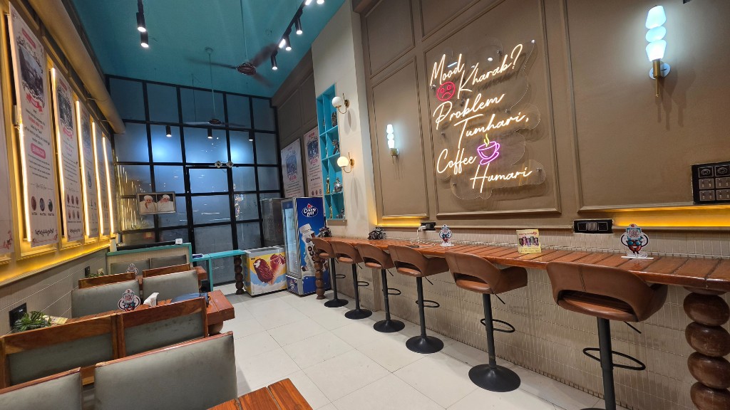 The Street Brews — restaurant interior
